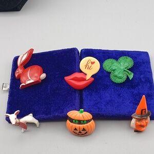 Lot of 6 Vintage Retro Plastic? Brooches